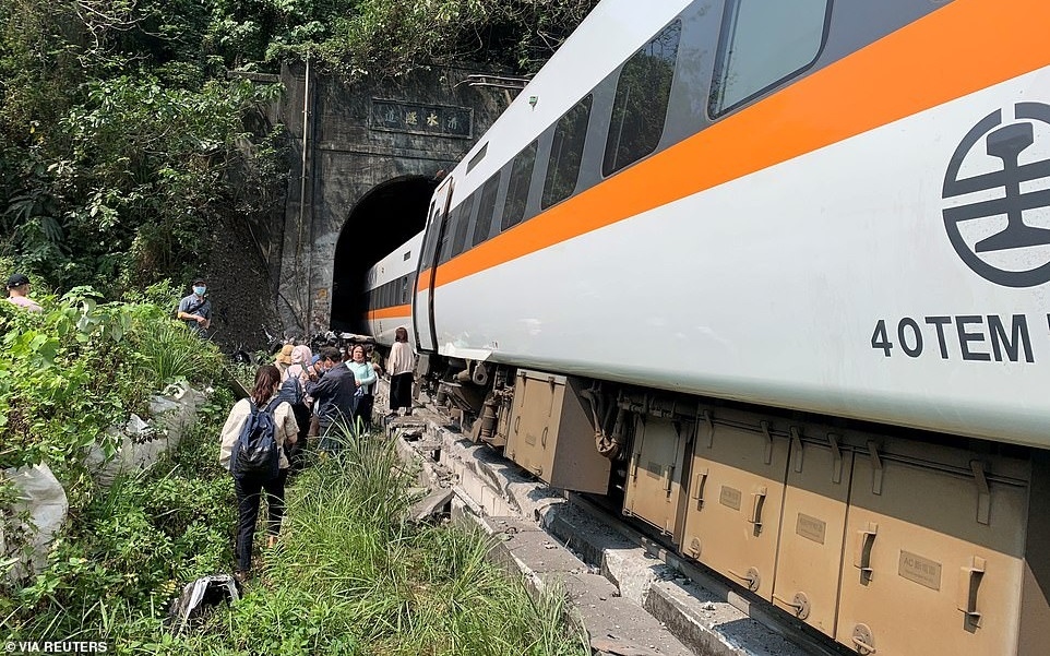 Clip hiện trường vụ tàu hỏa trật ray kinh hoàng ở Đài Loan (Trung Quốc)